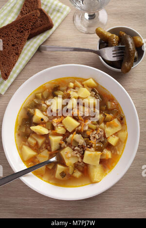 Traditionelle russische Suppe rassolnik mit eingelegten Gurken auf einer Platte Stockfoto