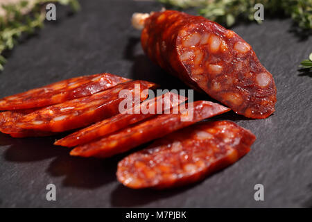 Scheiben Chorizo Wurst auf einer Schiefertafel Schneidebrett Stockfoto