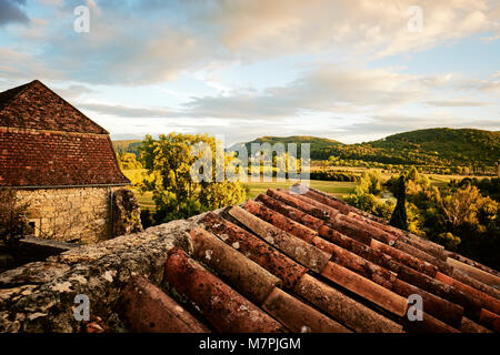 Mit Blick auf das grüne Tal der Dordogne von Beynac et Cazenac in der Dordogne Frankreich. Stockfoto