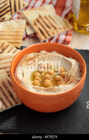 Hummus mit ganzen Kichererbsen, und Olivenöl Stockfoto