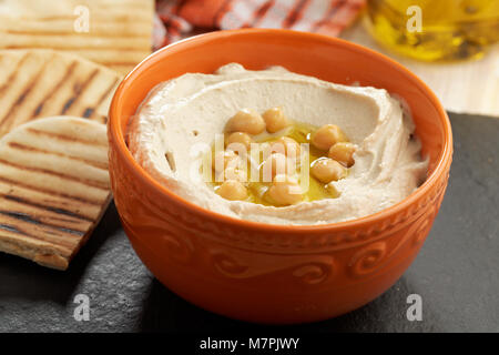 Hummus mit ganzen Kichererbsen, und Olivenöl Stockfoto