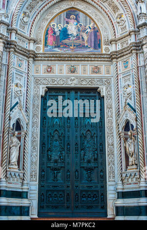 Die Kathedrale Santa Maria del Fiore in Englisch "Kathedrale der Heiligen Maria von der Blume") ist die wichtigste Kirche von Florenz, Italien. Il Duomo di Firenze Stockfoto