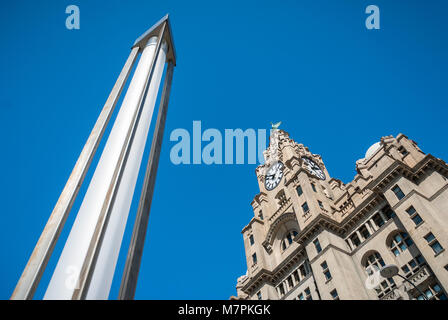 Eine abstrakte Winkel der Liver Building in Liverpool mit modernen Straßenlaterne. Stockfoto