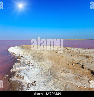 Sonnigen pink extrem salzig Syvash See, gefärbt durch Mikroalgen mit kristallinen Salz depositionen. Auch als die fauligen Meer oder faulen Meer bekannt. Ukrain Stockfoto