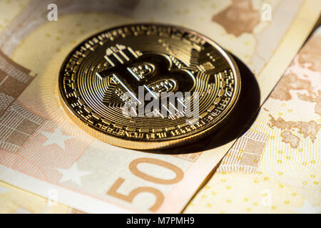 Cryptocurrency Münzen Euro-Banknoten; Bitcoin Münzen Stockfoto