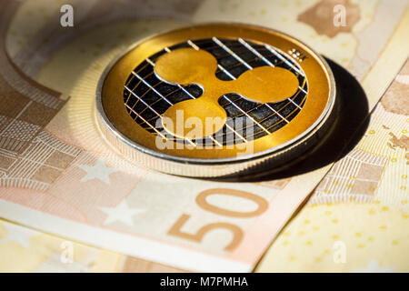 Cryptocurrency Münzen Euro-Banknoten; Welligkeit Münze Stockfoto