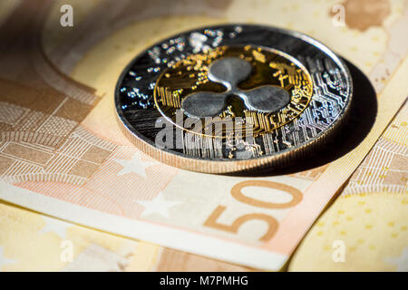 Cryptocurrency Münzen Euro-Banknoten; Welligkeit Münze Stockfoto