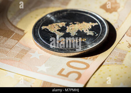 Cryptocurrency Münzen Euro-Banknoten; Welligkeit Münze Stockfoto