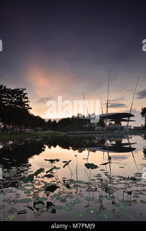 Sonnenuntergang bei öffentlichen Park in Taman wawasan Lake Garden, Putrajaya, Malaysia Stockfoto