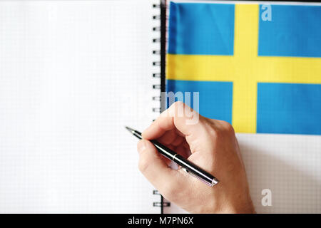 Das Erlernen von Fremdsprachen. Notepad für Einträge und eine Fahne. Lang Stockfoto