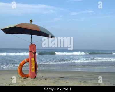 Ein Rettungsschwimmer Station auf einem Strand in Trivandrum, Kerala, Indien, darunter ein Sonnenschirm mit lebensrettende Ausrüstung und das Arabische Meer im Hintergrund Stockfoto