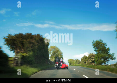 Ein Motorrad und seitenwagen Reise rund um die Insel Man während der 100-Jahrfeier TT Rennen auf der Isle of Man http://www.iomtt.com/History.aspx Stockfoto