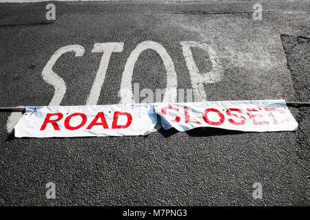 Race Marshal bereiten die TT-Straße Kurs zu schließen. Die 100-Jahrfeier TT Rennen auf der Isle of Man http://www.iomtt.com/History.aspx Stockfoto