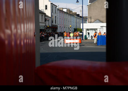 Sicherheit Barriere an der Ramsey Haarnadel. Der 100-Jahrfeier TT Rennen auf der Isle of Man http://www.iomtt.com/History.aspx Stockfoto