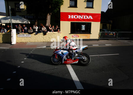 Ein TT Racer reist durch Ramsey. Die 100-Jahrfeier TT Rennen auf der Isle of Man http://www.iomtt.com/History.aspx Stockfoto