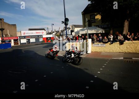 Fahrräder pass through Parliament Square, Ramsey während der 100-Jahrfeier TT Rennen auf der Isle of Man http://www.iomtt.com/History.aspx Stockfoto