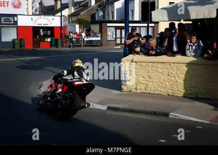 Fahrräder pass through Parliament Square, Ramsey während der 100-Jahrfeier TT Rennen auf der Isle of Man Stockfoto