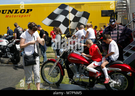 Kinder sitzen auf einer Demonstration Motorrad. Die 100-Jahrfeier TT Rennen auf der Isle of Man http://www.iomtt.com/History.aspx Stockfoto