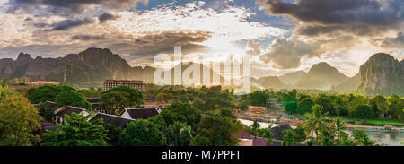 Querformat Panorama bei Sonnenuntergang in Vang Vieng, Laos. Stockfoto