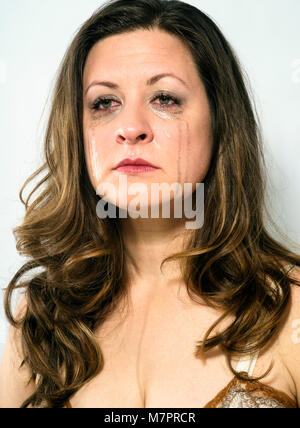 Porträt einer Frau, die weinend mit Make-up auf ihrem Gesicht. Stockfoto