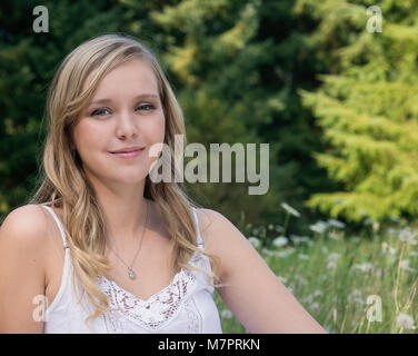 Das Porträt einer teenaged Mädchen mit langen blonden Haaren. Stockfoto