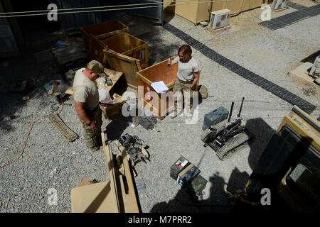 (Von links) der US Air Force Master Sgt. Phillip Hauser und Tech Sgt. Sgt. Stacy Trosine, 466Th Einsatzort Bravo die Beseitigung von Explosivstoffen flight Logistics management Unteroffiziere zuständig, Inventar Equipment in Kandahar Airfield, Afghanistan August 18, 2014. Seit der Gründung der 466th Einsatzort Bravo EOD Flug im Jahr 2004 gab es 20 Rotationen von mehr als 600 EOD Techniker, die ihre Spuren in der Geschichte der Operation Enduring Freedom Links haben. Hauser ist von malmstrom Air Force Base, Mont und ein Eingeborener von Salina, Kan eingesetzt. Trosine ist deplo Stockfoto