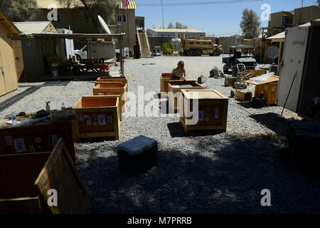 Us Air Force Tech Sgt. Sgt. Stacy Trosine, 466Th Einsatzort Bravo die Beseitigung von Explosivstoffen Logistics management Unteroffiziere zuständig, packs EOD Vermögenswerte in Kandahar Airfield, Afghanistan August 20, 2014. Trosine ist bei der Air Force EOD-Einheit schließen. Sie ist verantwortlich für die Inventarisierung, Entsorgung, Rückgabe und Versand alle Geräte. Sie ist von Fairchild Air Force Base, Washington und ein Eingeborener von Colbert, Washington (USA bereitgestellt Air Force Foto: Staff Sgt. Evelyn Chavez/Freigegeben) 455th Air Expeditionary Wing Flughafen Bagram, Afghanistan Stockfoto