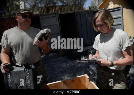 (Von links) der US Air Force Master Sgt. Phillip Hauser und Tech Sgt. Stacy Trosine, 466Th Einsatzort Bravo die Beseitigung von Explosivstoffen Logistics management Unteroffiziere zuständig, Inventar Equipment in Kandahar Airfield, Afghanistan August 18, 2014. Seit der Gründung der 466th Einsatzort Bravo EOD Flug im Jahr 2004 gab es 20 Rotationen von mehr als 600 EOD Techniker, die ihre Spuren in der Geschichte der Operation Enduring Freedom Links haben. Hauser ist von malmstrom Air Force Base, Mont und ein Eingeborener von Salina, Kan eingesetzt. Trosine ist von Fai bereitgestellt Stockfoto