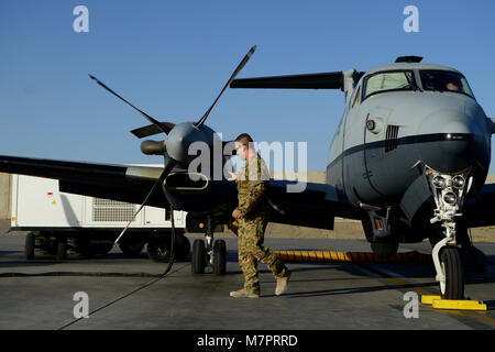 Ein US Air Force Airman mit der 361 Expeditionary Reconnaissance Squadron prüft eine MC-12 W Liberty Aircraft, bevor eine Mission in Afghanistan Kandahar Airfield, Nov. 20, 2014. Die Staffel erreicht das Ende seiner Mission im Sept. nach vier Jahren der Operationen in Afghanistan. (U.S. Air Force Foto: Staff Sgt. Evelyn Chavez/Freigegeben) 455th Air Expeditionary Wing Flughafen Bagram, Afghanistan Stockfoto