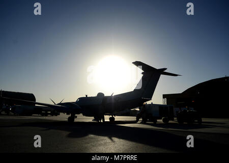 Ein MC-12 W Liberty Aircraft mit der 361 Expeditionary Reconnaissance Squadron bereitet Weg für eine Mission in Kandahar Airfield, Afghanistan Aug 20,2014 zu nehmen. Nach vier Jahren der Informationsgewinnung, Überwachung und Aufklärung die Einheit seiner Mission im September zu Ende gehen wird. (U.S. Air Force Foto: Staff Sgt. Evelyn Chavez/Freigegeben) 455th Air Expeditionary Wing Flughafen Bagram, Afghanistan Stockfoto