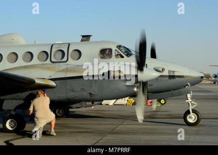 Ein MC-12 W Liberty Aircraft mit der 361 Expeditionary Reconnaissance Squadron bereitet Weg für eine Mission in Kandahar Airfield, Afghanistan Aug 20,2014 zu nehmen. Nach vier Jahren der Informationsgewinnung, Überwachung und Aufklärung die Einheit seiner Mission im September zu Ende gehen wird. (U.S. Air Force Foto: Staff Sgt. Evelyn Chavez/Freigegeben) 455th Air Expeditionary Wing Flughafen Bagram, Afghanistan Stockfoto