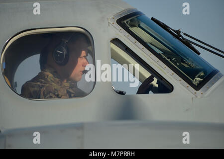 Ein US Air Force Pilot mit der 361 Expeditionary Reconnaissance Squadron bereitet sich auf den Start am Flugplatz Kandahar, Afghanistan Aug 20,2014. Die Staffel erreicht das Ende seiner Mission im Sept. nach vier Jahren der Operationen in Afghanistan. Während ihrer Amtszeit, die Einheit ausgeführt über 25.000 air Tasking order Sorties, erreicht 115.000 Combat Flight Stunden und beseitigt 450 Aufständische aus der Schlacht. (U.S. Air Force Foto: Staff Sgt. Evelyn Chavez/Freigegeben) 455th Air Expeditionary Wing Flughafen Bagram, Afghanistan Stockfoto