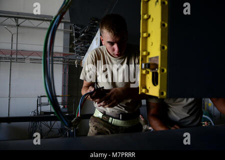 Us Air Force Senior Airman Jessie Mechling, 41st Expeditionary Electronic Combat Squadron Electronic Warfare systems Facharbeiter, führt die elektrische Instandhaltung auf einem EC-130 H Kompass Anruf Flugzeuge am Flughafen Bagram, Afghanistan August 25, 2014. Elektronische Kriegsführung Systeme Gesellen sind verantwortlich für die Durchführung der Instandhaltung auf Avionik elektronische Kampfführung und Analyse. Mechling von Davis-Monthan Air Force Base, Ariz und ein Eingeborener von Martinez, Calif (USA bereitgestellt Air Force Foto: Staff Sgt. Evelyn Chavez/Freigegeben) 455th Air Expeditionary Wing Flughafen Bagram, Afghanistan Stockfoto