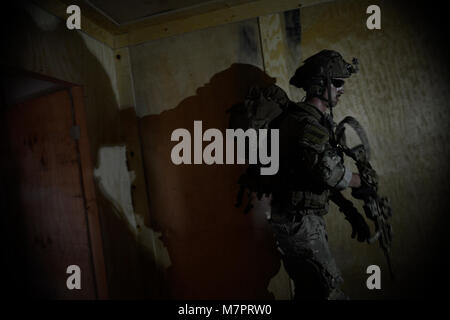 Us Air Force Senior Airman Thomas Schalin, 83rd Expeditionary Rescue Squadron pararescueman, löscht ein Gebäude während einer Mission rehearsal am Flughafen Bagram, Afghanistan 26.08.2014. Die Einheit ihre Fähigkeiten während einer Mission rehearsal durch Üben verletzen, Clearing, geschliffen, Rettung einer simulierten Unfall- und egressing. Schalin aus Davis-Monthan Air Force Base, Ariz und ein Einheimischer der großen Fälle, Mont (USA bereitgestellt Air Force Foto: Staff Sgt. Evelyn Chavez/Freigegeben) 455th Air Expeditionary Wing Flughafen Bagram, Afghanistan Stockfoto