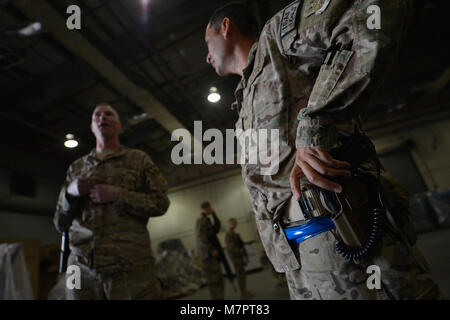 Ein US Air Force Senior Master Sgt. Miguel Rodriguez, 455Th Squadron Expeditionary Antenne Port Operations Betriebsleiter, spricht sechs Programm Ausbilder am Flughafen Bagram, Afghanistan 21 Oktober, 2014 zu prüfen. Die sechs Programm Check hilft Flieger zu verhindern, aufzudecken und zu besiegen, Bedrohungen durch Insider durch das Bewusstsein und die Wachsamkeit erhöht durch die erstmalige und wiederkehrende Schulung vorzubereiten. Rodriguez ist von Scott Air Force Base, Illinois und ein Eingeborener von Caguas Puerto Rico eingesetzt. (U.S. Air Force Foto: Staff Sgt. Evelyn Chavez/Freigegeben) 455th Air Expeditionary Wing Flughafen Bagram, Afghanistan Stockfoto