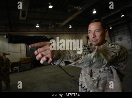 Ein US Air Force Senior Master Sgt. Miguel Rodriguez, 455Th Squadron Expeditionary Antenne Port Operations Betriebsleiter, beteiligt sich an der Waffe Bohrer während sechs Programm Ausbildung am Flughafen Bagram, Afghanistan 21 Oktober, 2014 prüfen. Die sechs Programm Check hilft Flieger zu verhindern, aufzudecken und zu besiegen, Bedrohungen durch Insider durch das Bewusstsein und die Wachsamkeit erhöht durch die erstmalige und wiederkehrende Schulung vorzubereiten. Rodriguez ist von Scott Air Force Base, Illinois und ein Eingeborener von Caguas Puerto Rico eingesetzt. (U.S. Air Force Foto: Staff Sgt. Evelyn Chavez/Freigegeben) 455th Air Expeditionary Wing Bagram Airfiel Stockfoto