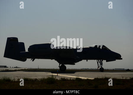 Ein US Air Force A-10 Thunderbolt bereitet für Sie am Flughafen Bagram, Afghanistan Okt. 24, 2014. Bereitgestellte service Mitglieder Hilfe 46 verschiedene Flugzeugtypen in-und-out des buisiest einzigen Landebahn Flugplatz in das Verteidigungsministerium betrieben werden. (U.S. Air Force Foto: Staff Sgt. Evelyn Chavez/Freigegeben) 455th Air Expeditionary Wing Flughafen Bagram, Afghanistan Stockfoto