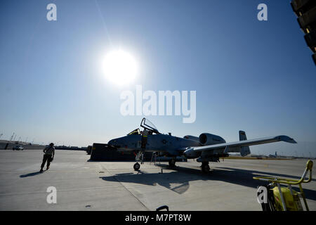 Us Air Force Piloten mit der 455Th Expeditionary Maintenance Squadron gewährleisten eine A-10 Thunderbolt Flugzeuge ist bereit für einen fliegenden Mission am Flughafen Bagram, Afghanistan Okt. 24, 2014. Die Betreuer sind für die Flugzeuge bereit, jederzeit zu fliegen verantwortlich. Die Flieger werden aus Fort Wayne, Indiana Air National Guard zur Unterstützung der Operation Enduring Freedom eingesetzt. (U.S. Air Force Foto: Staff Sgt. Evelyn Chavez/Freigegeben) 455th Air Expeditionary Wing Flughafen Bagram, Afghanistan Stockfoto