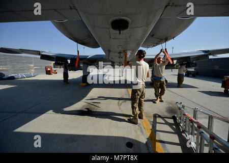 Us Air Force Piloten mit der 455Th Expeditionary Maintenance Squadron gewährleisten eine A-10 Thunderbolt Flugzeuge ist bereit für einen fliegenden Mission am Flughafen Bagram, Afghanistan Okt. 24, 2014. Die Betreuer sind für die Flugzeuge bereit, jederzeit zu fliegen verantwortlich. Die Flieger werden aus Fort Wayne, Indiana Air National Guard zur Unterstützung der Operation Enduring Freedom eingesetzt. (U.S. Air Force Foto: Staff Sgt. Evelyn Chavez/Freigegeben) 455th Air Expeditionary Wing Flughafen Bagram, Afghanistan Stockfoto