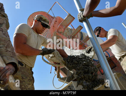 (Von links) der US Air Force Airman 1st Class Patrick Henry Alexander und Senior Airman Matthew Evans, 577Th Expeditionary Prime Base Engineer Emergency Force Squadron Truppen Konstruktionen, Zement für einen neuen Flugplatz Sicherheit Zaun am Flughafen Bagram, Afghanistan Mai 24, 2014 gießen. Die 577Th EPBS vereint Tiefbau Flieger aus ganz verschiedenen Spezialitäten freuen bereitgestellt Bauarbeiten durchzuführen. Henry Alexander ist von Davis Monthan, Ariz und ein Eingeborener von Gainesville, Fla. Evans ist von der Nellis Air Force Base, Nev bereitgestellt und ein Eingeborener von Sacramento, Kalifornien (USA bereitgestellt Luft Stockfoto