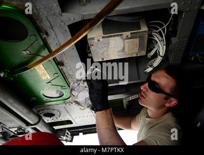 Airman 1st Class Cody White, 455Th Expeditionary Aircraft Maintenance Squadron, reinigt das Innere eines HH-60G Pave Hawk Hubschrauber am Flughafen Bagram, Afghanistan Juni 2, 2014. Das Gerät bereitet ihre Hubschrauber für eine Verlagerung zu ihrer Heimatbasis Moody Air Force Base, Ga Betreuer arbeiten hier ein Nicht-Alarm zu planen Stop hohe Mission-fähigen Schülern aufrecht zu erhalten und sind bereit, 24 Stunden am Tag, sieben Tage die Woche. Weiß ist vom 41. Rescue Squadron und ein Eingeborener von Henderson, Ky (USA bereitgestellt. Air Force Foto: Staff Sgt. Evelyn Chavez/Freigegeben) 455th Air Expeditionary Wing Stockfoto