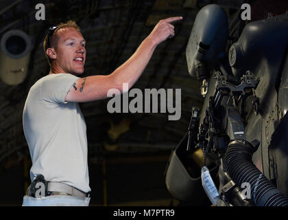 Us Air Force Staff Sgt. John Springer, 455Th Expeditionary Aircraft Maintenance Squadron, Crew Chief leitet Flieger bei einem HH-60G Pave Hawk Hubschrauber Abschleppen am Flughafen Bagram, Afghanistan Juni 9, 2014. Hubschrauber Betreuer Hier stellen Sie sicher, dass der Bagram Suche und Rettung Hubschrauber bereit sind, jederzeit zu fliegen. Springer ist von Davis Monthan Air Force Base, Ariz und ein Eingeborener von Morgan, Utah eingesetzt. (U.S. Air Force Foto: Staff Sgt. Evelyn Chavez/Freigegeben) 455th Air Expeditionary Wing Flughafen Bagram, Afghanistan Stockfoto