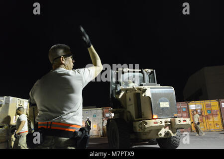 Flughafen Bagram, Afghanistan - Senior Master Sgt. Steven Mooney, die derzeit mit dem 455Th Expeditionary Antenne Anschluss Squadron, Flughafen Bagram, Afghanistan führt ein Gabelstaplerfahrer, als er kehrt zum 14. Juni 2014 vergeben. Mooney und andere Flieger zu 455 EAPS zugeordnet mehr als 101,054 Pfund von Tiefkühlkost für Forward Operating Base Jalabad, Afghanistan bestimmt palettiert. Sie arbeitete in einem schnellen Tempo mit Fremdfirmen, um die Lebensmittel verpackt und auf eine C-130J Super Hercules geladen von Dyess Air Force Base, Texas eingesetzt. Die verderbliche Waren innerhalb von drei Stunden, abnehmbaren geliefert werden Stockfoto