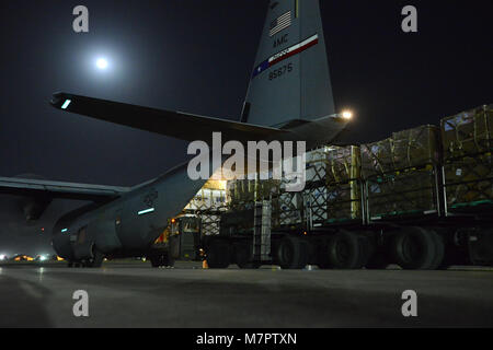 Flughafen Bagram, Afghanistan - ein Super C-130J Hercules mit Lebensmitteln am Flughafen Bagram, Afghanistan, Juni 14, 2014 geladen wird. Flieger in die 455Th Squadron Expeditionary Antenne Anschluss zugeordnet ist bereit, mehr als 18.000 lbs Nahrung für die Lieferung an Stützpunkte zum 14. Juni 2014. Die verderbliche Waren innerhalb von drei Stunden aus dem Gefrierfach entfernt wird ausgeliefert werden. (U.S. Air Force Foto von Master Sgt. Cohen A./Freigegeben) 455th Air Expeditionary Wing Flughafen Bagram, Afghanistan Stockfoto