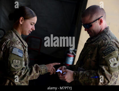 (Links) Senior Airman Victoria Hill, 455Th Expeditionary Communications Squadron mail Clerk überprüft der Kunde darf bis Mail am Flughafen Bagram, Afghanistan am 25. Juni 2014 aufzuheben. Hill ist zuständig für die Behandlung von e-mail für Flieger in die 455Th Air Expeditionary Wing zugeordnet. Sie griffen Tausende von Paketen und Briefen pro Monat. Hill ist von whiteman Air Force Base, Calif. und ein Eingeborener von Blanchard, La (USA bereitgestellt Air Force Foto: Staff Sgt. Evelyn Chavez) 455th Air Expeditionary Wing Flughafen Bagram, Afghanistan Stockfoto