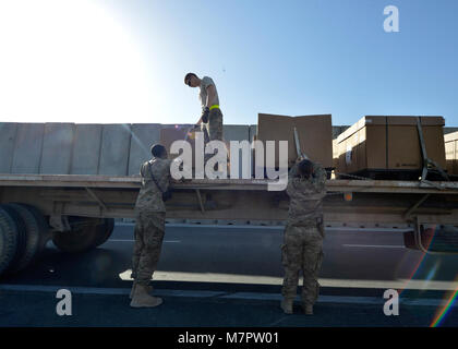 (Von links) der US Air Force Senior Airman Lorenza Kates, 455Th Expeditionary Communications Squadron mail Clerk, Flieger 1. Klasse Josua Zehms, 455Th Expeditionary Logistik Bereitschaft Squadron Vehicle Operations und Senior Airman Victoria Hill, 455, ECS mail clerk Last Tieflader am Flughafen Bagram, Afghanistan am 26. Juni 2014. Hill und Kates sind verantwortlich für die Bereitstellung von E-Mail an Flieger in die 455Th Air Expeditionary Wing zugeordnet. Sie durchschnittlich um 77 Paletten pro Woche das beträgt ungefähr 38.500 Pfund. Kates ist von Davis Monthan Air Force Base, Ariz und ein Nati bereitgestellt Stockfoto