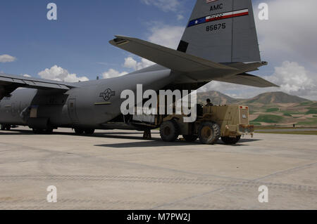 Flughafen Bagram, Afghanistan - US Air Force Staff Sgt. Nicholas Banach, ein lademeister der 774th Expeditionary Antenne Geschwader zugewiesen, 455Th Air Expeditionary Wing entlädt eine Palette in Faizabad Flughafen zum 5. Mai 2014. Banach, ein Eingeborener von Yucca Valley, Calif., war Teil einer Koalition Forces Team, dass in Kabul International Airport flog nach Pick-up Personal und versorgt und dann sie dahingegeben in Faizabad in einer Bemühung, die afghanische Regierung mit humanitärer Hilfe zu unterstützen, nachdem eine Schlammlawine durch ein Dorf in der Provinz Badakhshan floss. (U.S. Air Force Foto von Master Sgt. Cohen A. Stockfoto