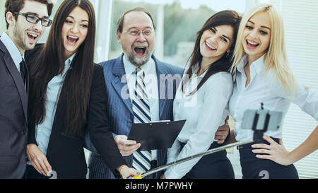 Happy Business Team macht einen selfie stehen in der Nähe der Fenster im Büro Stockfoto