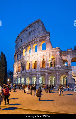 Kolosseum bei Nacht in Rom, Italien Stockfoto