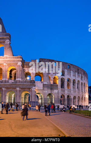 Kolosseum bei Nacht in Rom, Italien Stockfoto